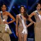La nueva Miss Universo, la francesa Iris Mittenaere, en el centro, con las otras finalistas: a la derecha Miss Haiti, Jacque Pellisier, y Miss Colombia, Andrea Tovar.