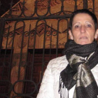 Mariluz Brime, ante la iglesia en la que se celebró el funeral por su tía y su prima.