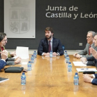 El vicepresidente de la Junta, Juan García-Gallardo, se reúne con representantes de los proyectos que se han presentado al Valle de la Innovación. RUBÉN CACHO