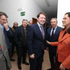 El presidente de la Junta, Alfonso Fernández Mañueco, con consejera delegad del Diario de León, Adriana Ulibarri, el director del periódico, Joaquín S. Torné, y, detrás, el presidente del PP leonés, Juan Martínez Majo, y el presidente de la Diputación, Edaurdio Morán. L. DE LA MATA