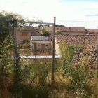 Detalle de los restos de la muralla que atraviesan una finca que es objeto de litigio entre los vecinos.