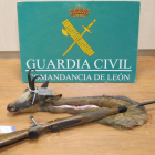 Imagen de la pieza junto a un arma intervenida.