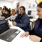 Mujeres que participan en el aula digital de la Fundación Orange y la Fundación Secretariado Gitano. MARCIANO PÉREZ