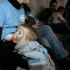 Uno de los bebés se amamanta durante la «tetada» celebrada ayer en la plaza del Ayuntamiento