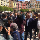 Los concejales de Cs en Burgos llegan escoltados al Ayuntamiento entre gritos de fuera, fuera.