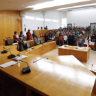 La alcaldesa explicó a un centenar de escolares cada punto que abordó ayer el pleno. MARCIANO PÉREZ