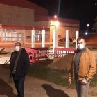 Javier Carrera y Juan José Blanco junto a las luminarias renovadas en la zona polideportiva. DL