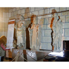 Las tres primeras estatuas del pórtico de la Catedral que serán restauradas. F. OTERO PERANDONES