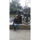 Laura Bayón, junto a la famosa estatua de Molly Malone.