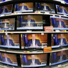 La imagen de Juan Carlos I proyectada en las televisiones de un centro comercial. LAVANDEIRA