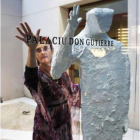 La escultora Isabel Alonso con una de sus obras.
