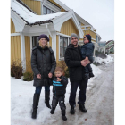 Pérez Marne con su esposa sueca, Sara, y sus dos hijos entre la nieve de Halmstad.