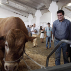 López, en el transcurso de su visita ayer a la feria de Salamanca.