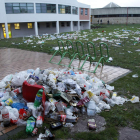 El botellón de las fiestas de Veterinaria dejó el campus atestado de basura.