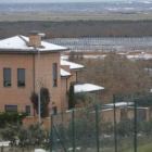 Al fondo, los paneles fotovoltaicos del huerto solar; en primer término, viviendas.