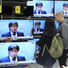 Seguimiento en una tienda de Bacelona de la rueda de prensa de Puigdemont en Bruselas el pasado 31 de octubre.
