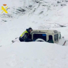 Un agente de la Guardia Civil durante el rescate de los cinco atrapados por la nieve el el puerto de Lunada.