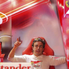 Alonso ayer en Mónaco en el garaje de Ferrari.