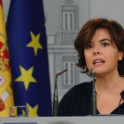 La vicepresidenta, Soraya Sáenz de Santamaría, en su comparecencia extraordinaria este mediodía en la Moncloa.