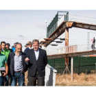 Silván, ayer junto al pedáneo de Trobajo del Cerecedo, Federico Fidalgo, concejales y técnicos del Adif. FERNANDO OTERO