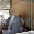 Sánchez Pascuala y Mercedes Fernández, a la izquierda, en la visita al centro específico de FP.