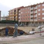 La tapia que se observa al fondo a la izquierda, se demolerá para urbanizar la plaza