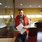El alcalde, Juan Llamazares, sale del escueto pleno que no logró restaurar la Junta Local. JESÚS