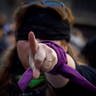 Una mujer durante una manifestación en Pamplona tras un asesinato machista. VILLAR LÓPEZ