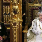La reina, junto al Duque de Edimburgo, en el Parlamento.