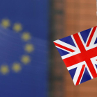 Una bandera británica ondea en el edificio de la Comisión Europea en Bruselas.