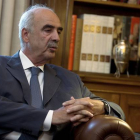 El líder del partido de derechas Nueva Democracia, Vangelis Meimarakis habla con el presidente de Grecia, Prokopis Pavlopoulos, durante su encuentro en el Palacio Presidencial en Atenas, este viernes.