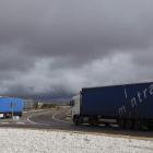 Dos camioneros acceden al polígono industrial de Villadangos. JESÚS F. SALVADORES