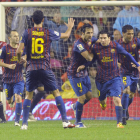 Los jugadores del Barcelona celebran con Messi el segundo gol del equipo azulgrana, que significó el empate con el Athletic.