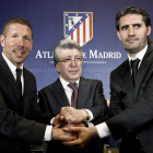 Simeone estrecha las manos a Enrique Cerezo y a José Luis Pérez Caminero.