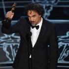 Alejandro González Iñarritu recoge el Oscar a la mejor película por 'Birdman'