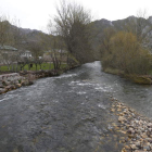 El río Luna a su paso por la localidad de San Emiliano de Babia, que recibirá 1,17 millones para su depuración. JESÚS F. SALVADORES