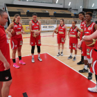 Fran García, a la izquierda, durante una sesión de entrenamiento con su equipo. L. DE LA MATA