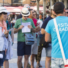 Un guía turístico muestra la Catedral a un grupo de visitantes en la plaza de Regla, en una imagen de archivo. FERNANDO OTERO