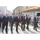 Velasco, García Prada, Suárez-Quiñones, López Riesco, Antonio Silván, Alfonso Arias y Julio Arias, al comienzo de la procesión frente al consistorio de Ponferrada.