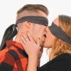 Una pareja se besa en Kiss Bang Love.