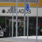 Vista de la entrada de los juzgados de La Bañeza