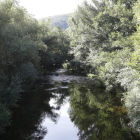 El río Omaña a su paso por el municipio de Riello deja rincones tan mágicos como la zona de baño en La Omañuela. Sobre estas líneas, el castillo de Benal que está pendiente de una subvención para poder iniciar su restauración. A la izquierda, la iglesia de Riello y abajo, una de las visitas obligadas, la ermita de Pandorado.