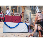 Astures y romanos saldaron cuentas ayer en la plaza Mayor, en el primer enfrentamiento de las fiestas. F. OTERO PERANDONES