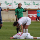 Álvaro Valdés se duele sobre el césped ante el Bembibre. El culturalista ya sintió molestias en su rodilla derecha el domingo.