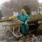 Una mujer trabaja como peona en una obra pública