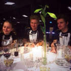 José García se congratuló en una convención vestido de esmoquin