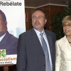 Eduardo Tamayo y María Teresa Saez, en la presentación de Nuevo Socialismo, en 2003.