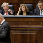 Duran pasa ante Rajoy, Sáenz de Santamaría y Margallo, en el pleno del Congreso sobre la ley de abdicación, el miércoles.