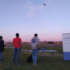 Carlos García, Víctor Martínez y Carlos Rodríguez, durante una de las pruebas del dron. CARLOS ALMANZA