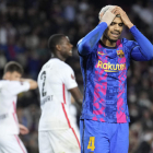 Araujo refleja la frustración de los jugadores del Barcelona al caer eliminados. ALEJANDRO GARCÍA